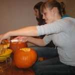 YouGend schnitzt Kürbisse